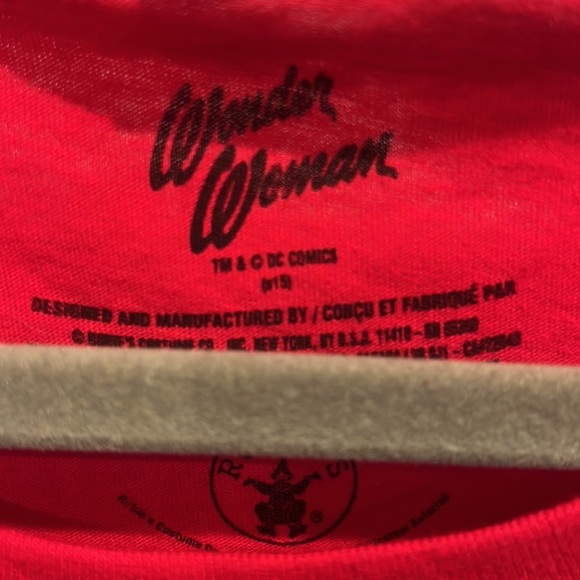 Wonder Woman Top with cape - Picture 2 of 5